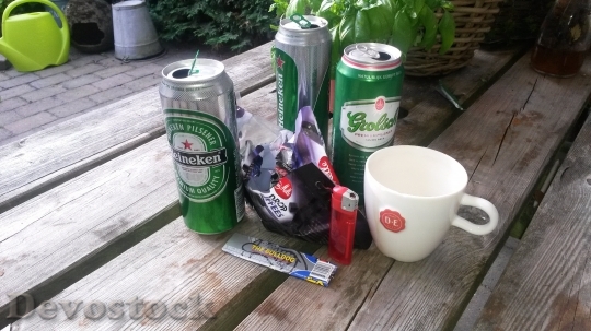 Devostock Beer Cans Garden Table