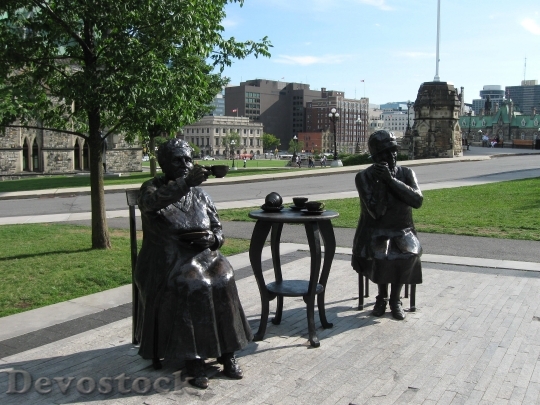 Devostock Statue Ottawa Famous Five