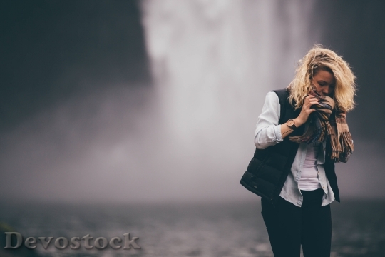 Devostock Woman Waterfalls Scarf Blonde
